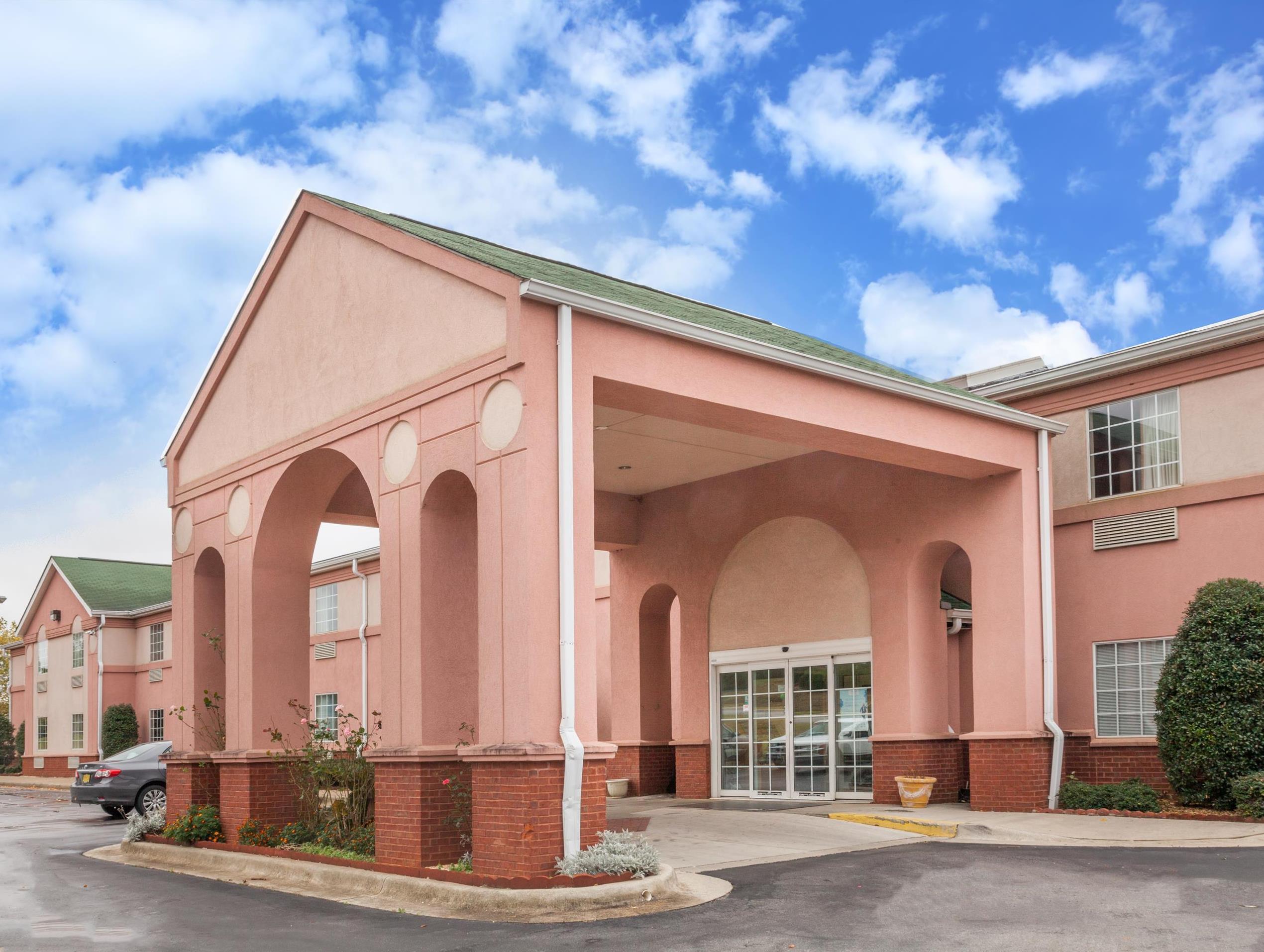 Days Inn & Suites By Wyndham Huntsville Buitenkant foto