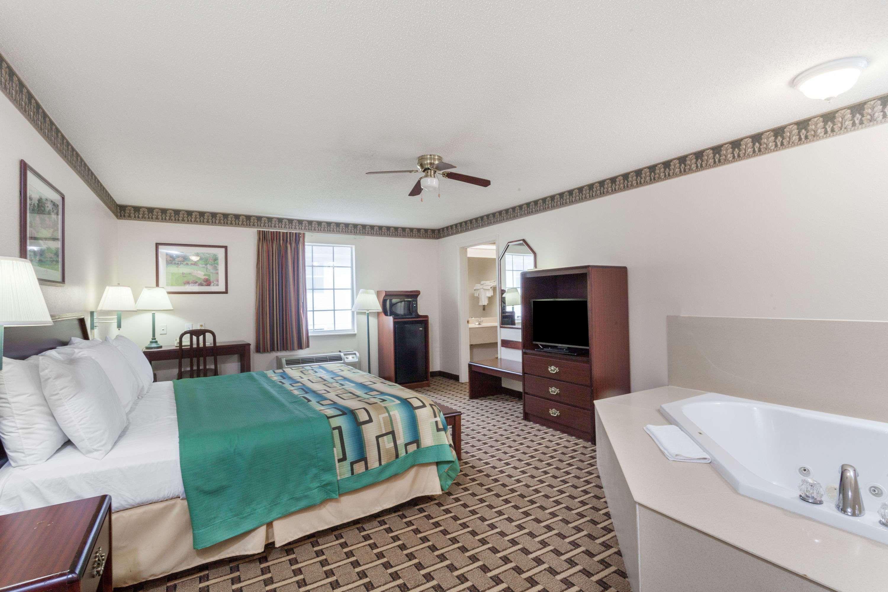 Days Inn & Suites By Wyndham Huntsville Buitenkant foto