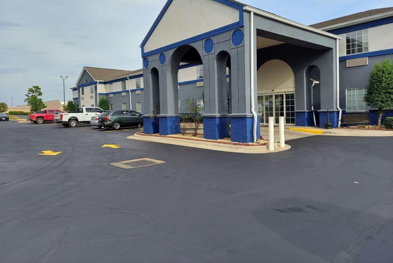 Days Inn & Suites By Wyndham Huntsville Buitenkant foto