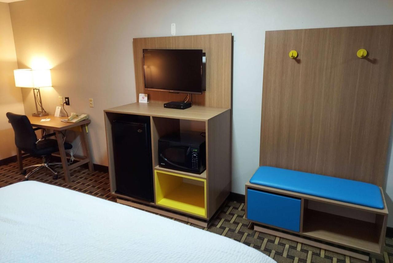 Days Inn & Suites By Wyndham Huntsville Buitenkant foto