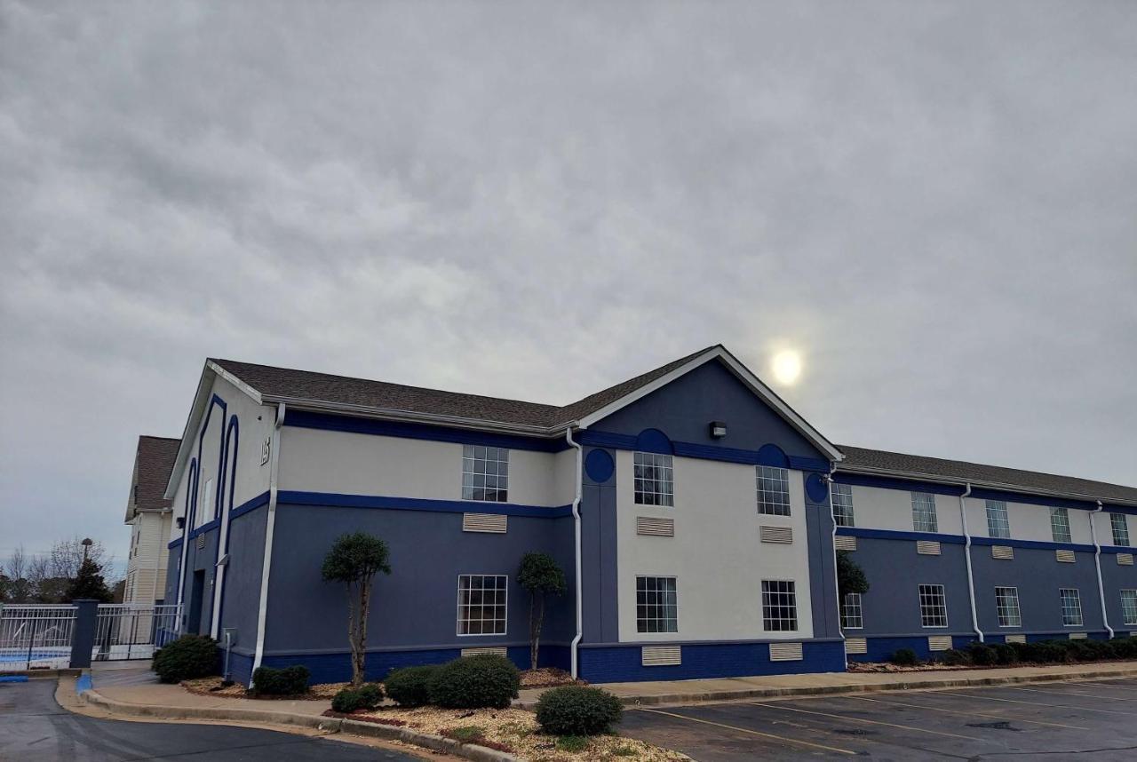 Days Inn & Suites By Wyndham Huntsville Buitenkant foto