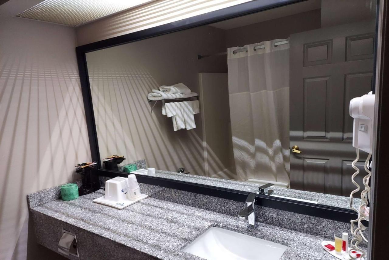 Days Inn & Suites By Wyndham Huntsville Buitenkant foto