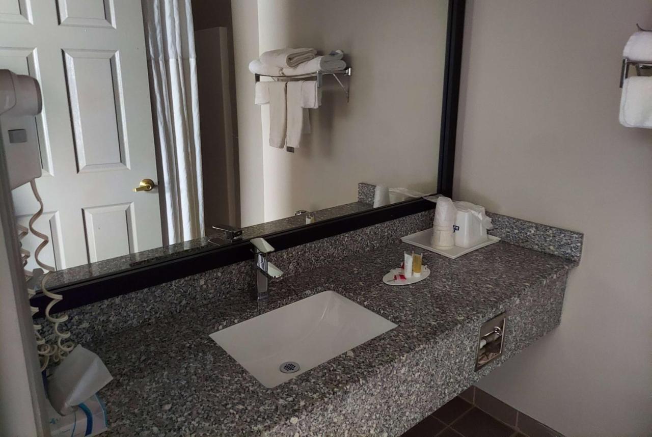 Days Inn & Suites By Wyndham Huntsville Buitenkant foto