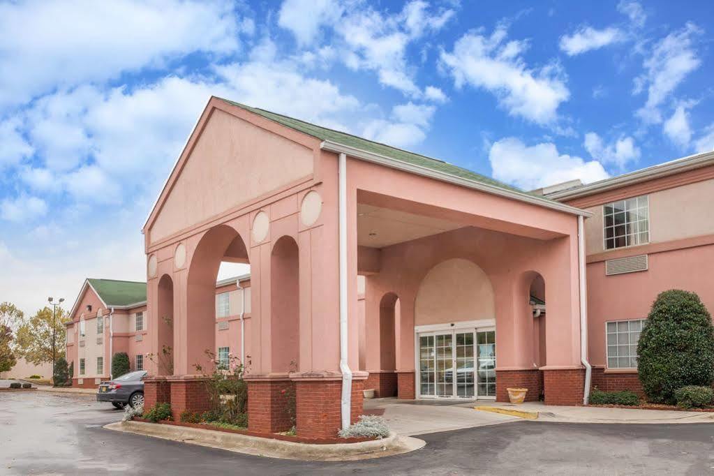 Days Inn & Suites By Wyndham Huntsville Buitenkant foto