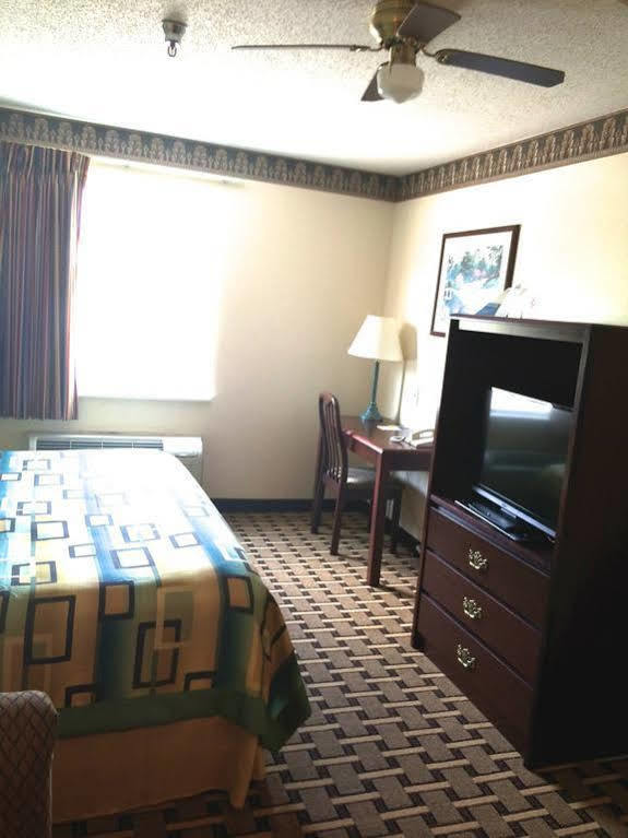 Days Inn & Suites By Wyndham Huntsville Buitenkant foto