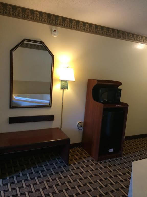 Days Inn & Suites By Wyndham Huntsville Buitenkant foto