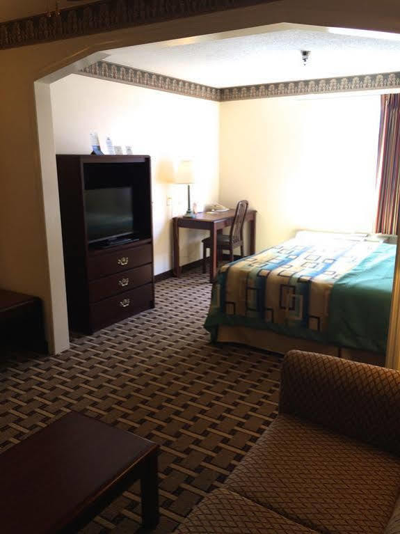Days Inn & Suites By Wyndham Huntsville Buitenkant foto